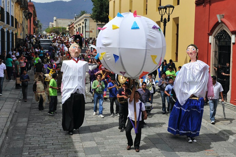 La Tradicional Calenda en Oaxaca - Viaja con Journeys, son Experiencias de Vida.
